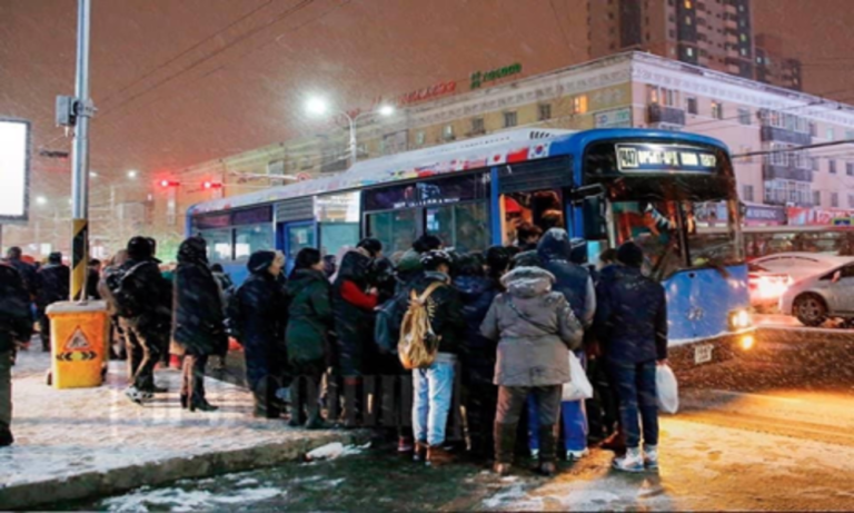 Нийтийн тээврийн жолооч цус харваж автобусны бүхээгтээ нас баржээ