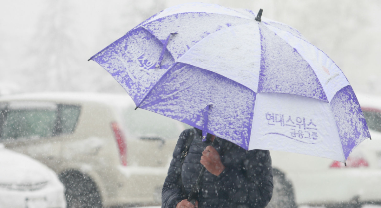 Төвийн аймгуудын нутгаар бороо, нойтон цас орж, шуурахыг анхааруулж байна