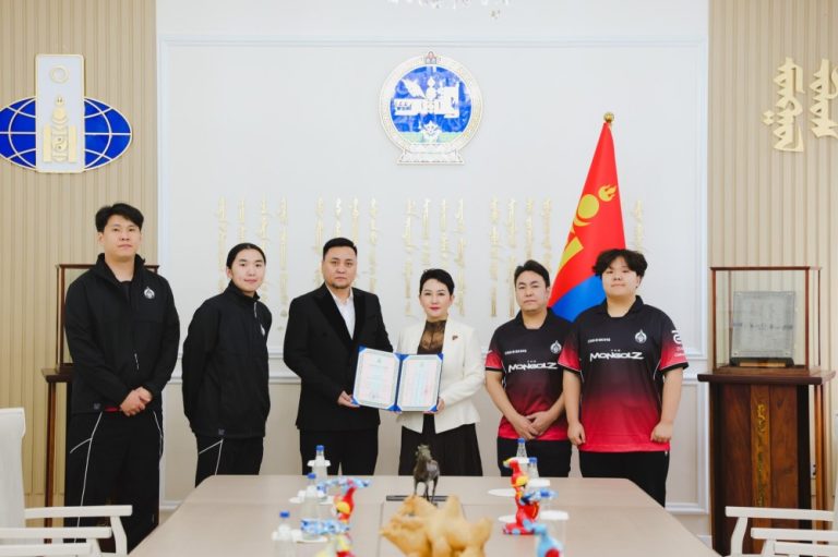 Гадаад харилцааны сайд Б.Батцэцэг The MongolZ багт Монгол Улсын соёлын элч гэрчилгээг олголоо