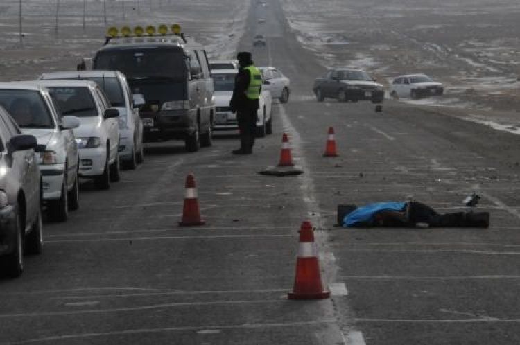 Говьсүмбэр аймагт зам дээр зогсож байсан ачааны машиныг араас нь мөргөсний улмаас жолооч нь амь хохирчээ