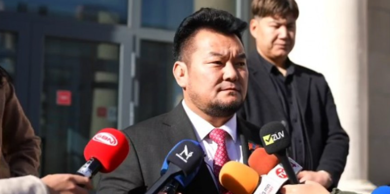 НИТХ-ын төлөөлөгч Б.Эрдэнэсүхийг 6 сараас 1 жил хүртэлх хорих ялтай хэргийг нь шүүхэд шилжүүлжээ