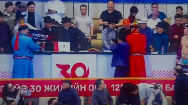 Бичлэг дээр О.Хангай аваргыг түлхэж буй зурагчин гаргасан үйлдэлдээ тайлбар хийжээ