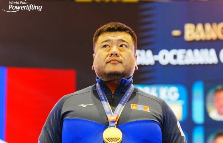 Хөдөлмөрийн баатар Э.Содномпилжээ цээжнээс 236 кг-ыг өргөж түрүүлжээ